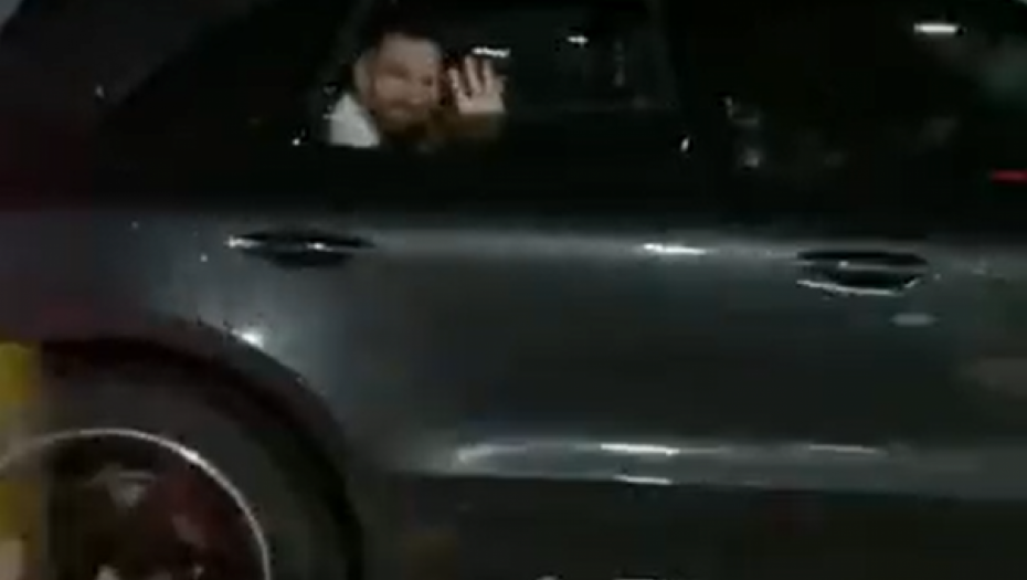 ONO KAD NA AUTO-PUTU "NALETIŠ NA MESIJA Urnebesna vožnja, pretekli slavnog Argentinca, njegova reakcija ih ostavila bez daha (VIDEO)