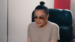 ISPLIVALA PRIVATNA FOTOGRAFIJA CECE RAŽNATOVIĆ Pevačica nasmejana uživa u zagrljaju bliske osobe, od ovog trenutka je prošlo nekoliko decenija(FOTO)