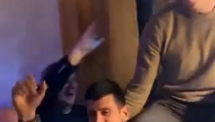 NOVAK KAKVOG DO SADA NISTE VIDELI Žurka za pamćenje kod Đokovića, Nole i Marko nose ponosnog tatu i pevaju ovaj hit (VIDEO)