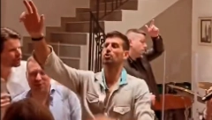 ĐOKOVIĆA POGODILA PESMA Ovako izgleda kad Nole padne u trans (VIDEO)