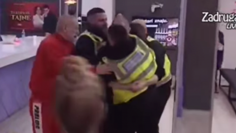 DIVLJA I PRETI OBEZBEĐENJU Isplivao šokantan snimak, Zvezdan Slavnić lomi po Zadruzi, niko ne može da ga obuzda (VIDEO)