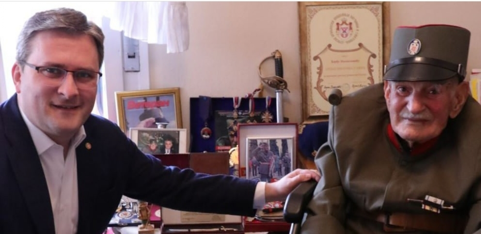 MINISTAR SELAKOVIĆ POSETIO DEDU ĐORĐA U SOLUNU: „Bolesti i godine učinile su da se teže kreće, zato smo mu na poklon doneli kolica“