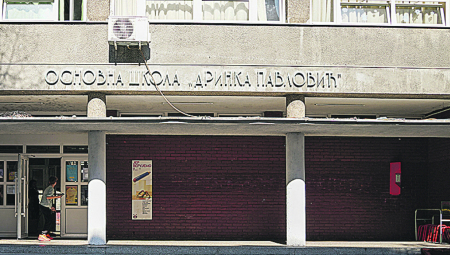 TINEJDŽERU KONSTRUKCIJA GOLA PALA NA GLAVU, IZGUBIO SVEST Detalji nesreće u beogradskoj osnovnoj školi!