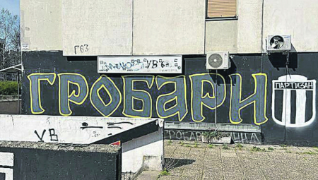 PRETUČENI NAVIJAČI PARTIZANA U SURČINU! Crtali grafit, pa iz automobila izleteli huligani