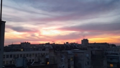 NEBO NAD BEOGRADOM PRIVUKLO POGLEDE GRAĐANA Ovakav zalazak Sunca je jedan u milion (FOTO/VIDEO)