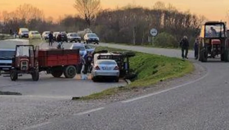 NESVAKIDAŠNJA NEZGODA Traktor se prevrnuo i pao na auto!