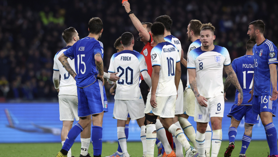 SRBIN ZAVODIO RED U NAPULJU Svirao penal, dao crveni karton, Engleska slavila u velikom derbiju