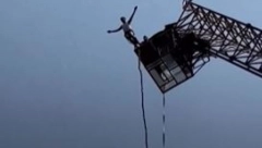 BANDŽI SKOK POŠAO PO ZLU! Kanap pukao na pola, a onda je udario o površinu! (VIDEO)