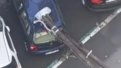 ZAMALO IZBEGNUTA TRAGEDIJA U centru Beograda pala bandera, pa smrskala vozila - građani u šoku! (VIDEO)