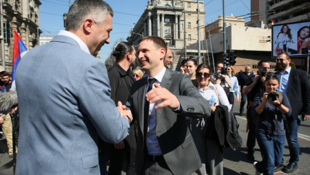 "ALA SE NAS DVOJICA ODLIČNO ZAJ.....MO!" Dok se Srbija priseća užasnog stradanja, Boško i Francuz se klibere u Beogradu!