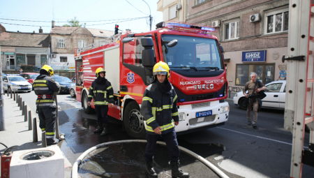 POŽAR KOD OSTRUŽNICE Zapalio se kamion koji prevozi automobile