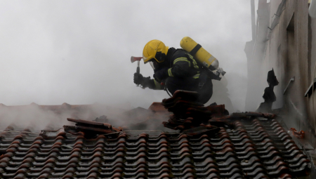 GORELA PORODIČNA KUĆA U BATAJNICI Ekipa vatrogasne službe je na licu mesta, jedna osoba prevezena na VMA