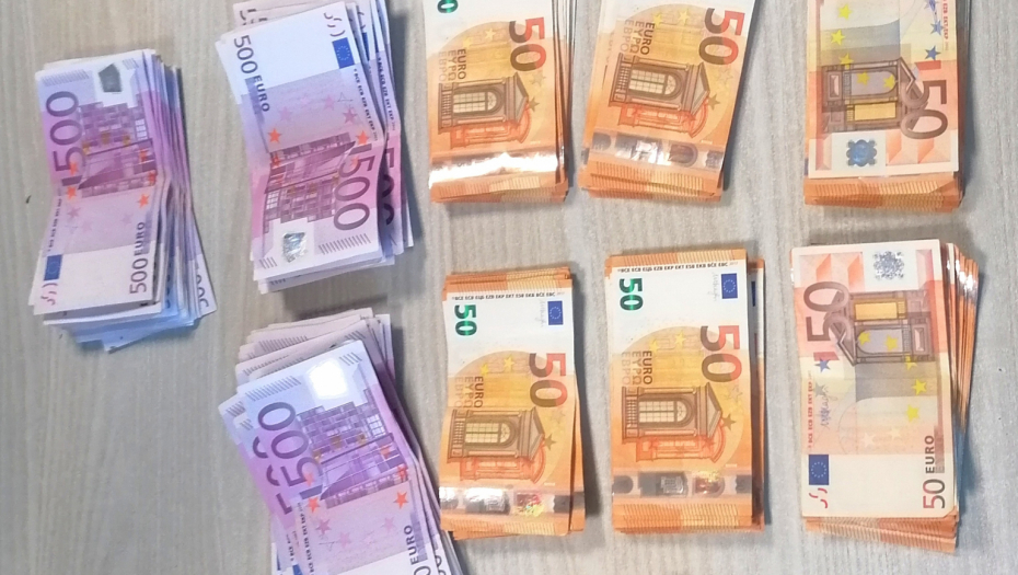 "PLEN" SAKRIVALI U JAKNAMA Policija pretresla sumnjivo vozilo na prelazu Sremska Rača, pa imala šta da vidi! (FOTO)