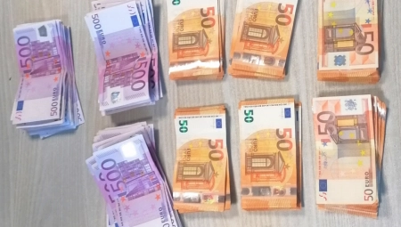 "PLEN" SAKRIVALI U JAKNAMA Policija pretresla sumnjivo vozilo na prelazu Sremska Rača, pa imala šta da vidi! (FOTO)