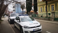 DRAMA U BIHAĆU Muškarac izboden na benzinskoj pumpi, bore mu se za život!