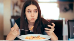 MUČNINA, BOL U GRLU... Ovi simptomi koji se javljaju kad jedemo mogu da ukažu na rak