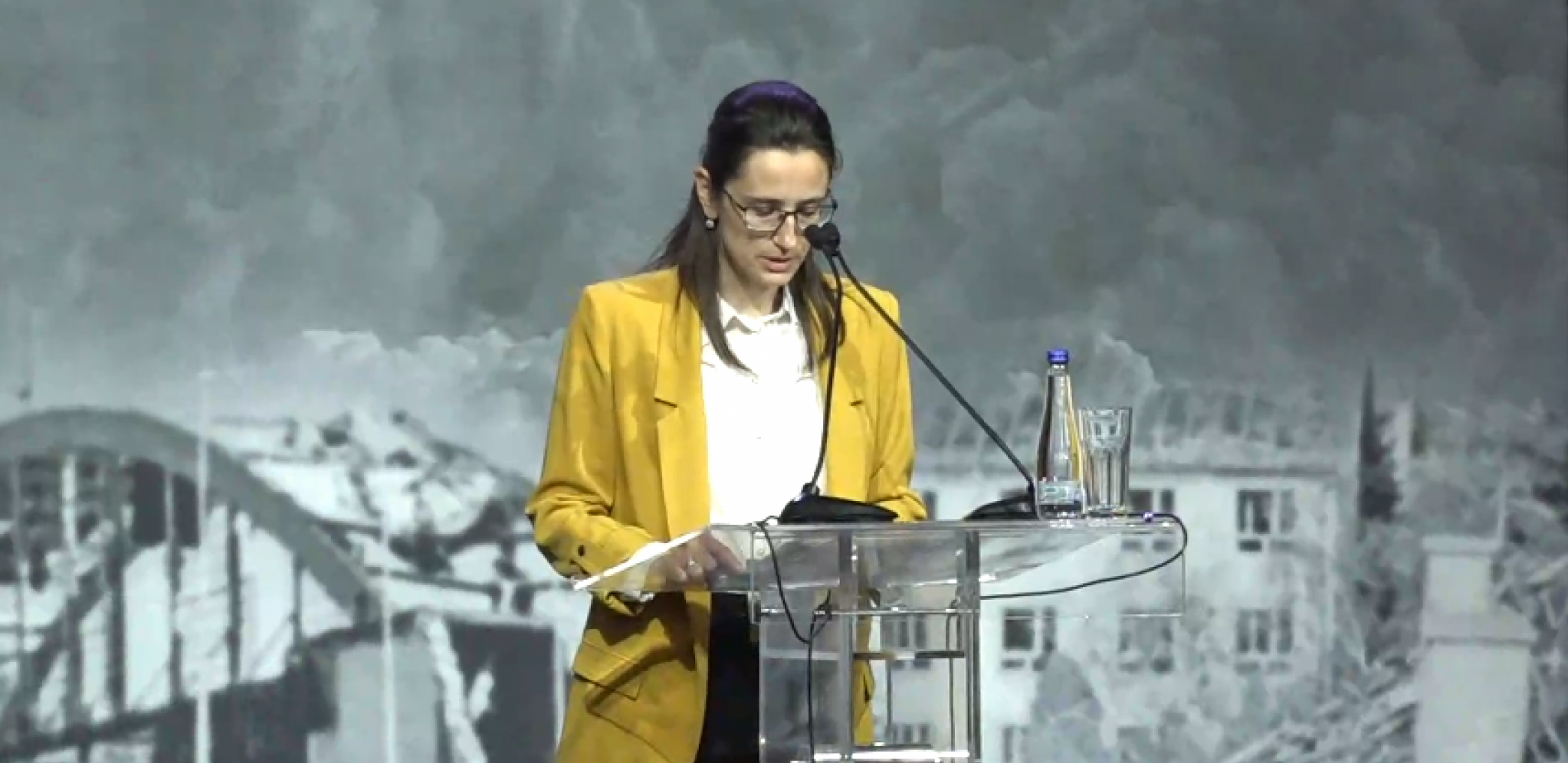 "ZNAM DA SI TAMO NEGDE, DA NAS ČUVAŠ" Snažan i emotivan govor ćerke Radovana Medića, prve žrtve NATO agresije