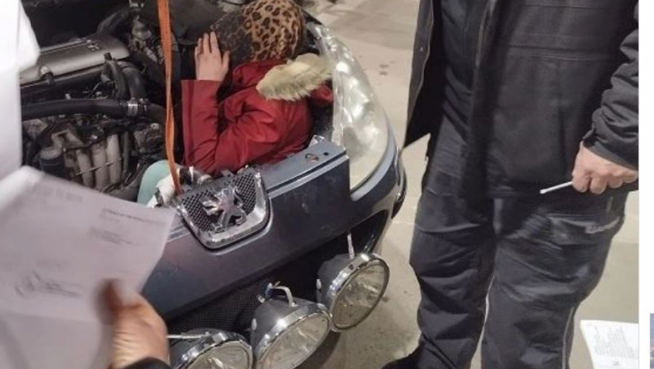 UŠLA U AUSPUH Srpski carinici otvorili haubu i imali su šta da vide