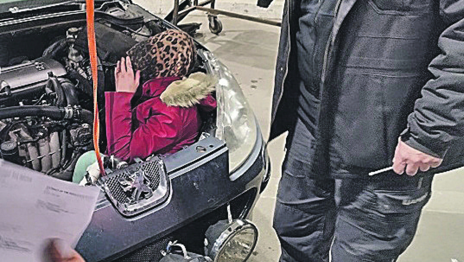 KAKO JE OVO PREŽIVELA? Carina pronašla migrantkinju u haubi!