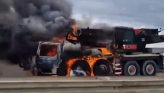 ZASTRAŠUJUĆI PRIZOR KOD ŠIMANOVACA Građevinska mašina od 300.000 evra u plamenu nasred puta! (VIDEO)