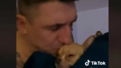 KRISTIJAN JECAO NAD MRTVIM PSOM, FANOVI GA NAPALI: "Sram te bilo, imaš decu, a kukaš nad ljubimcem!"