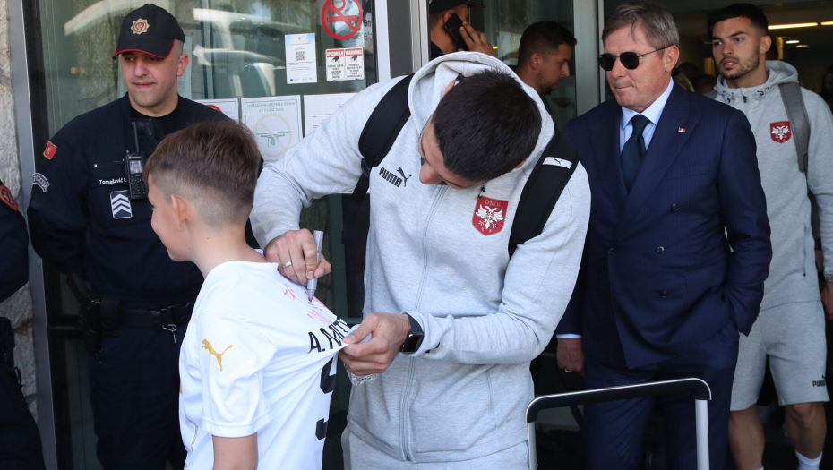 HISTERIJA ZBOG "ORLOVA" U PODGORICI Deca pohrlila u zagrljaj fudbalerima Srbije (FOTO/VIDEO)