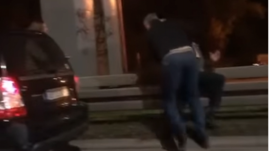 ODMERAVANJE SNAGA KOD ''MOSTARA'' Ovako dva starija muškarca rešavaju probleme u saobraćaju (VIDEO)