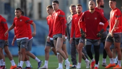 FUDBALERI SRBIJE OSETILI TEREN POD GORICOM "Orlovi" odradili poslednji trening pred meč sa Crnom Gorom (FOTO)