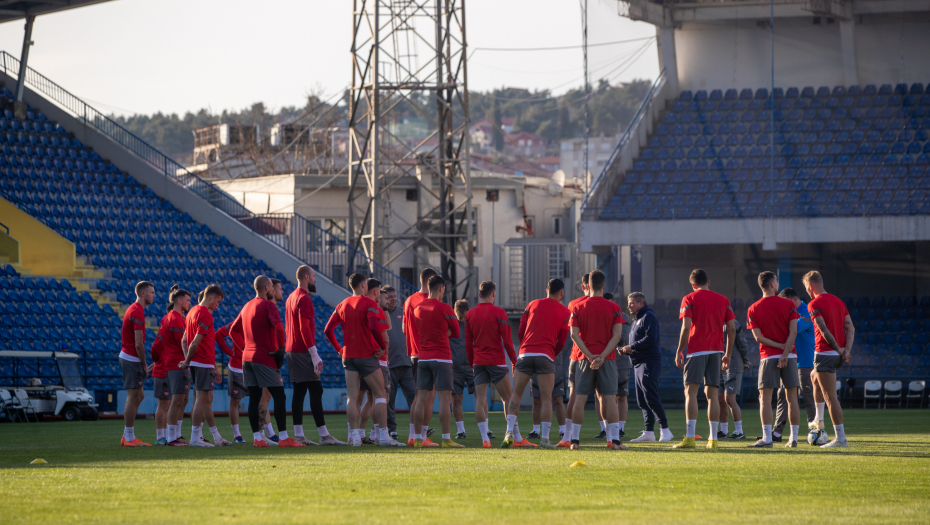 PLJUŠTI KIŠA U PODGORICI Pogledajte u kakvim uslovima će igrati Srbija i Crna Gora (VIDEO)