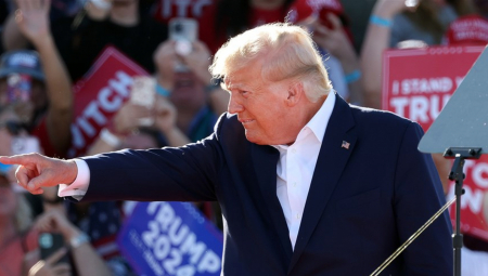 "BAJDEN NE MOŽE DA DIGNE NI STOLIČICU!" Tramp opasno isprozivao Bajdena