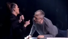 SVI U ZVEZDAMA GRANDA ZANEMELI ZBOG TRANSRODNE PEVAČICE I SAŠE POPOVIĆA Ona mu tokom nastupa prišla i flertovala s njim, njegova reakcija frapirala, sve izašlo u javnost (VIDEO)