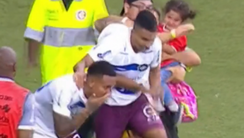 OVO JE ZA ZATVOR Sa ćerkom u rukama utrčao na teren da se tuče (VIDEO)