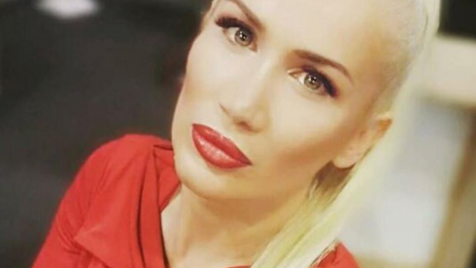 MUŽ ME JE NAGOVORIO DA SE SLIKAM GOLA Naša voditeljka se skinula zbog para, pa se pokajala