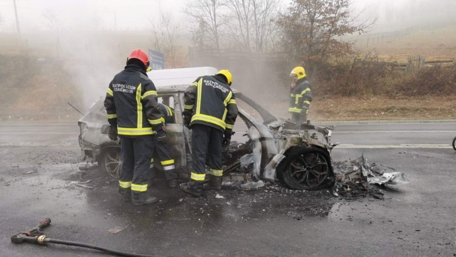 EKSPLOZIJA U CENTRU GORNJEG MILANOVCA Izgorelo službeno vozilo: Očevici ističu da postoje indicije da je požar podmetnut (FOTO)