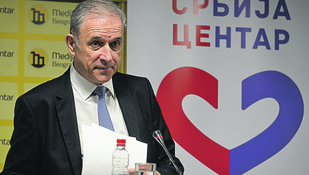 ZA RAZLIKU OD PONOŠA, VUČIĆ NEMA HRVATSKU PUTOVNICU! Lažni general uništavao vojsku, a predsednik Srbije joj poštovanje ukazao platama, opremom i novim kasarnama