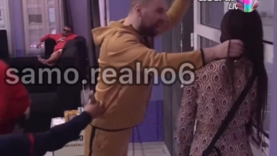 DIVLJAČKO PONAŠANJE Zvezdan krvnički davio Anđelu, obezbeđenje pokušava da razvali vrata (VIDEO)