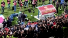 PRELEPA SCENA Srpska zastava među navijačima Crne Gore (FOTO)