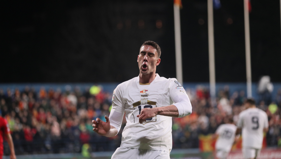 SRBIJA SLAVI DUCIJA Pogledajte kako je Vlahović majstorijom u poslednjim sekundama matirao Crnogorce u Podgorici (VIDEO)