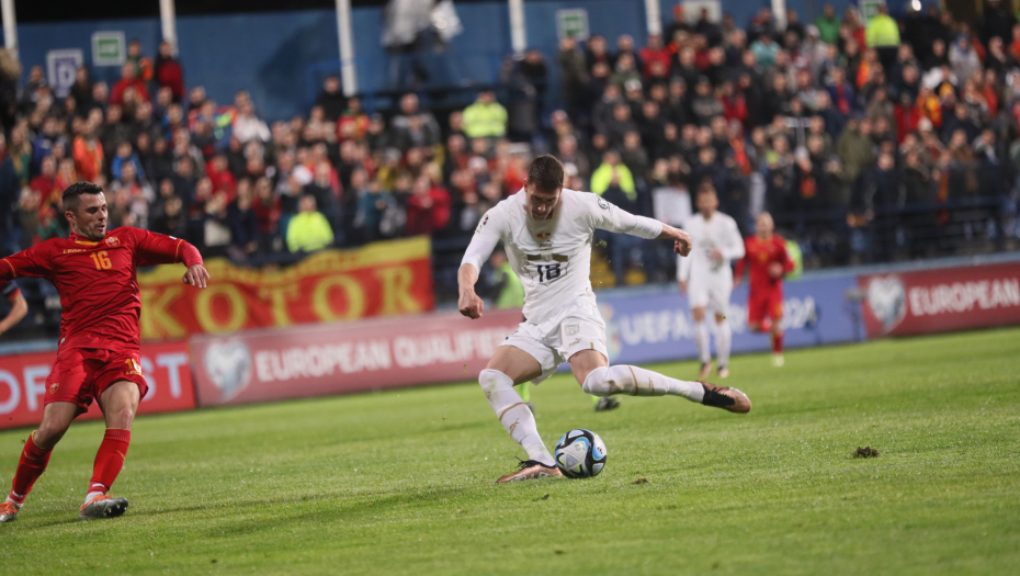BRUKA NAVIJAČA U PODGORICI Vlahović dao gol, Crnogorci ga gađali sa tribine (VIDEO)