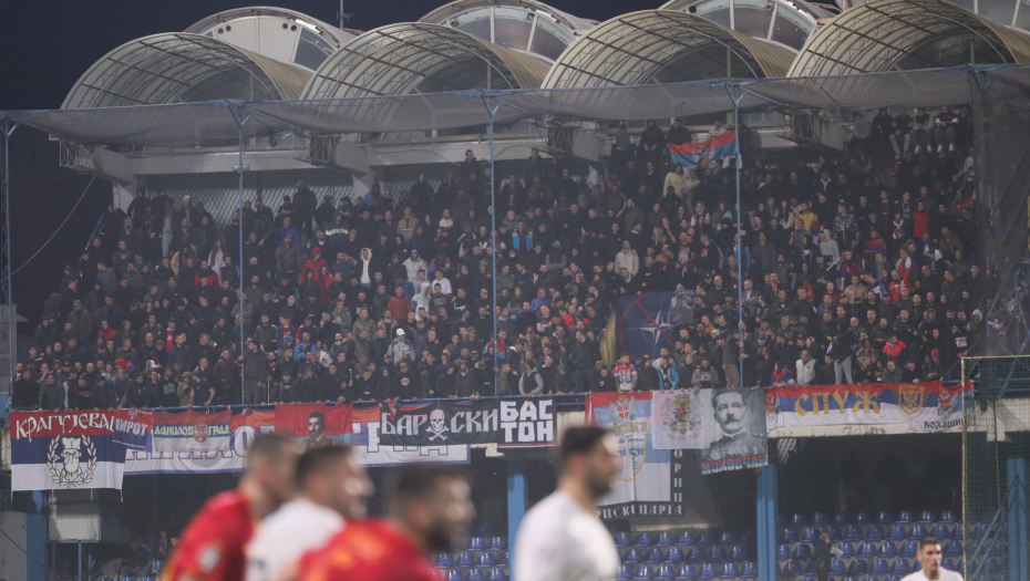 SRPSKIM NAVIJAČIMA ODUZETA ZASTAVA POSVEĆENA KOSMETU Ovaj detalj "baca mrlju" na utakmicu u Podgorici