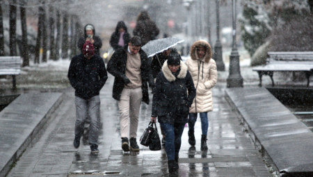 PAO PRVI SNEG Posle snažnog nevremena zabelelo se u komšiluku (FOTO)