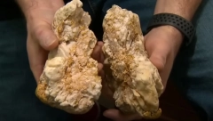 NAŠAO GRUMEN ZLATA TEŽAK 2,6 KG Koristio jeftin detektor za metal, prvo je rekao "Žena će biti srećna" (VIDEO)