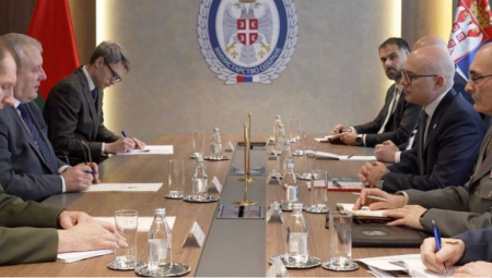SRBIJA VODI BALANSIRANU POLITIKU ODBRANE Ministar Vučević sa ambasadorima Belorusije i Francuske (FOTO)