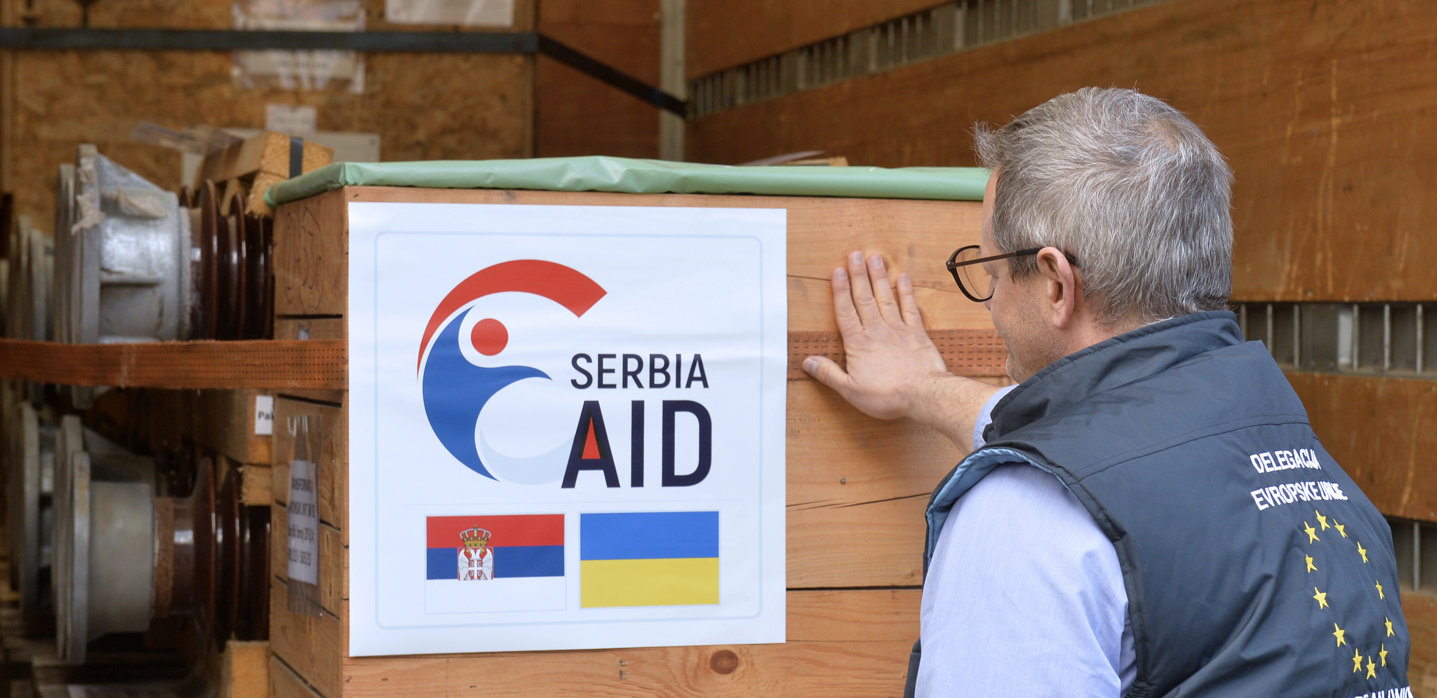 SRBIJA JE JEDINA ZEMLJA U REGIONU KOJA ŠALJE OVAKVU VRSTU POMOĆI Premijerka Brnabić prisustvovala ispraćanju pošiljke za Ukrajinu (FOTO)