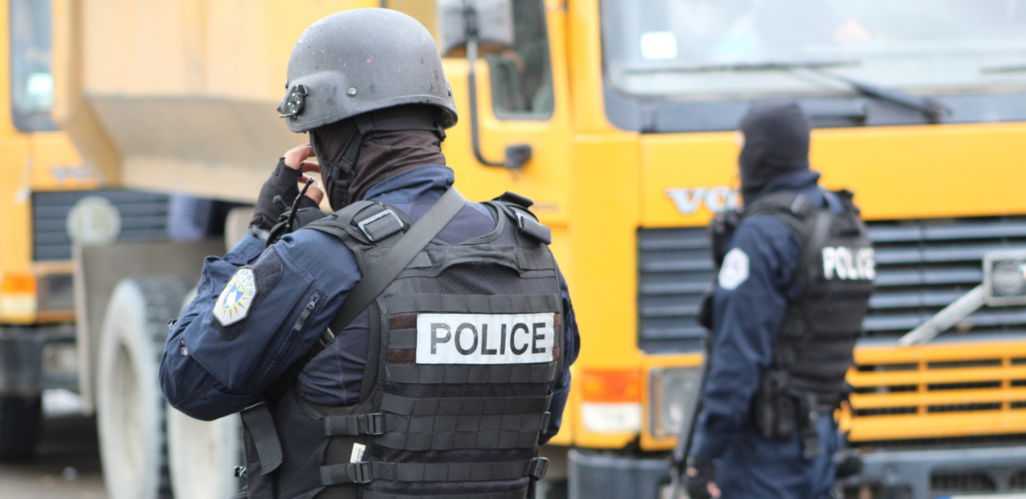 NOVE PRETNJE IZ PRIŠTINE Maskirne uniforme, povezi preko lica, automatske puške i simboli terorista