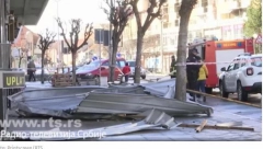 LIM PAO SA ZGRADE NA TROTOAR U JAGODINI: Povređeno najmanje osam prolaznika