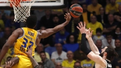 DEBAKL ITALIJANA Makabi "zgazio" Virtus, zvezda kluba iz Bolonje se zaletela na navijače (VIDEO)