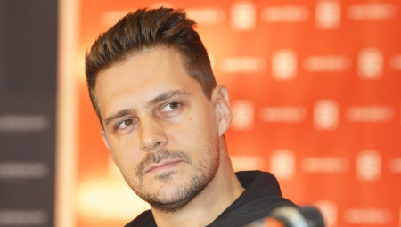 LUDILO PREVAZIŠLO SVE GRANICE Poslanici Ivana Parlić i Aleksandar Jovanović Ćuta šokirali javnost; Opozicija se svađa s  likovima iz Južnog vetra