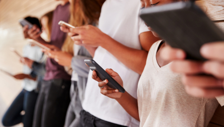 ZABRANJENA UPOTREBA  MOBILNIH TELEFONA Osovna škola u Srbiji donela konačnu odluku, evo kako su roditelji reagovali