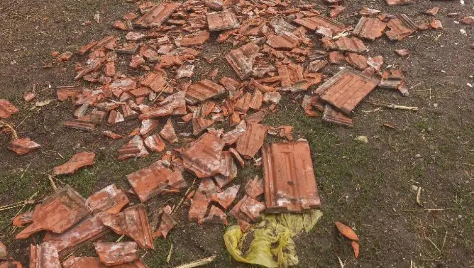 JAKO OLUJNO NEVREME POGODILO TOPOLU Vetar nosio crepove, velika materijalna šteta (FOTO)